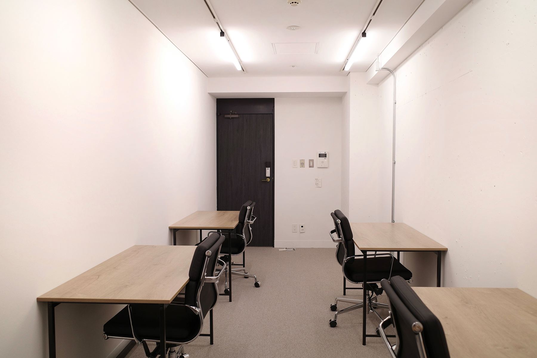 Set up office　14㎡台～16㎡台　床：タイルカーペット　天井：ボード塗装